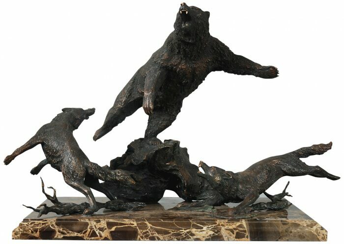 Авторская скульптура из бронзы "Бой медведя с волками"