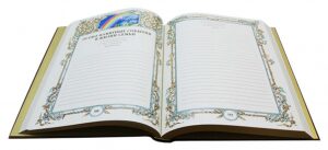 Подарочная книга в кожаном переплете "Семейная летопись"