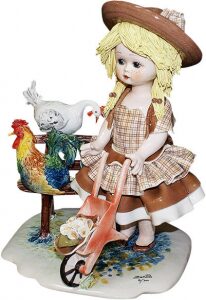 Статуэтка "Кукла, стоящая с тачкой у скамейке"