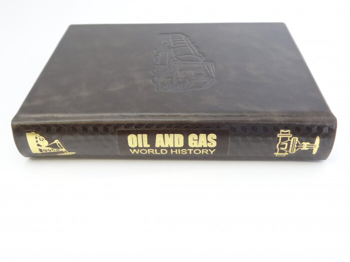 Книга "Нефть и газ. Мировая история. Энциклопедия." на английском языке