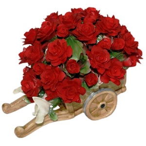Декоративная тележка с красными розами и птичками
