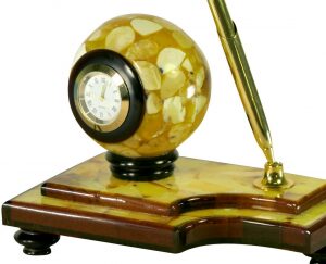 Часы настольные из янтаря с ручкой "Шар"