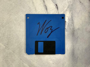Стив Возняк дискета синяя с автографом