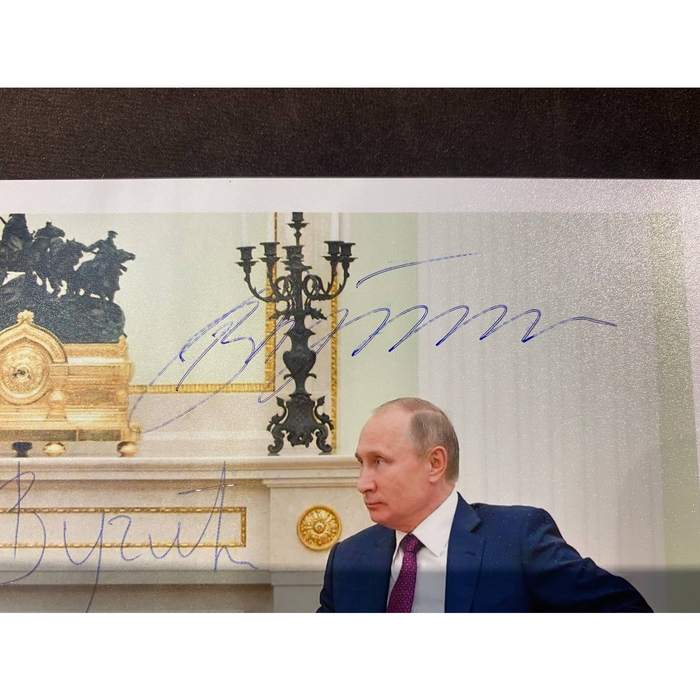 Фото с 2-мя автографами президентов Владимира Путина и Александра Вучича