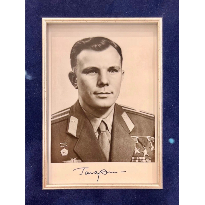 Фото с автографом космонавта СССР Юрия Гагарина