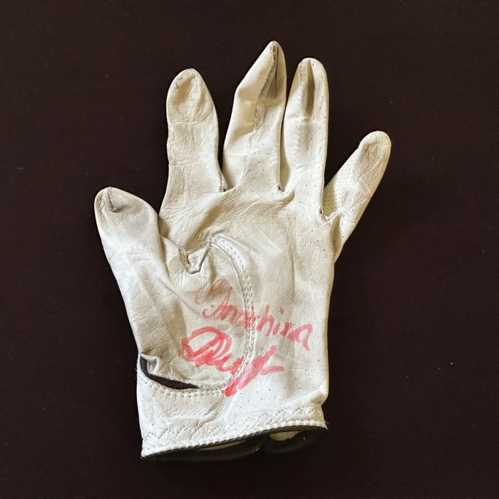 Перчатка с автографом гольфистки Софьи Анохиной