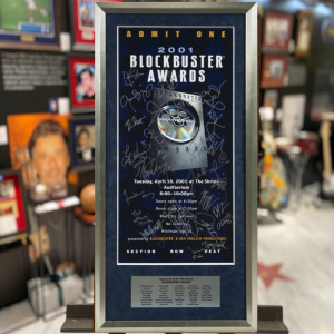 Официальный плакат церемонии вручения награды Blockbuster Entertainment Awards 10 апреля 2001 года с афтографами