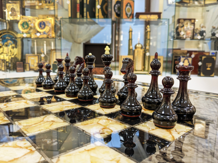 Шахматный стол из карельской березы и янтаря "Инфинити"