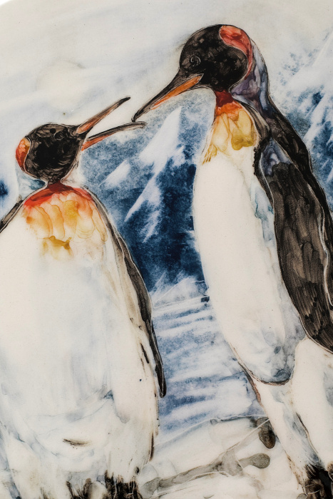 Тарелка из фарфора "Заполярье: пингвины" с ручной росписью