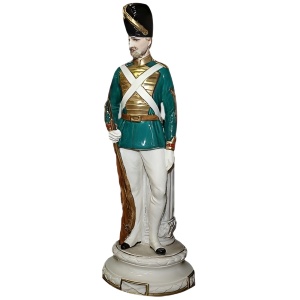 Фарфоровая статуэтка "Царский солдат"