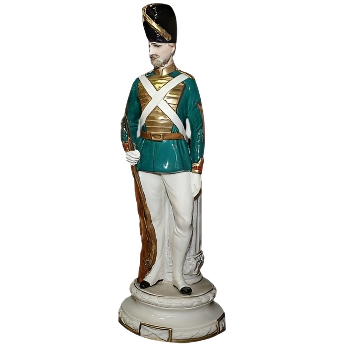 Фарфоровая статуэтка "Царский солдат"