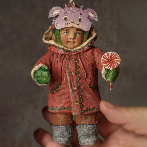 Коллекционная елочная игрушка из ваты ручной работы "Детский утренник. Девочка с маской дракона"