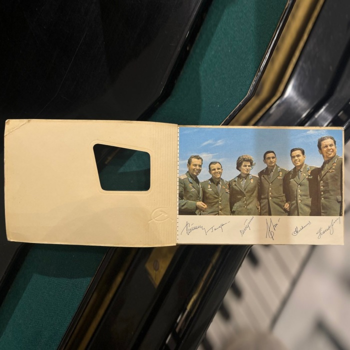 Набор открыток с автографами космонавтов СССР Юрия Гагарина, Германа Титова, Андрияна Николаева и других