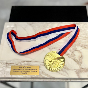 Оригинальная золотая медаль Чемпионата России по футболу 2018-2019 гг., мрамор белый