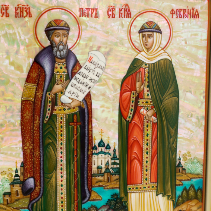 Икона с перламутром "Пётр и Феврония" в раме с орнаментом