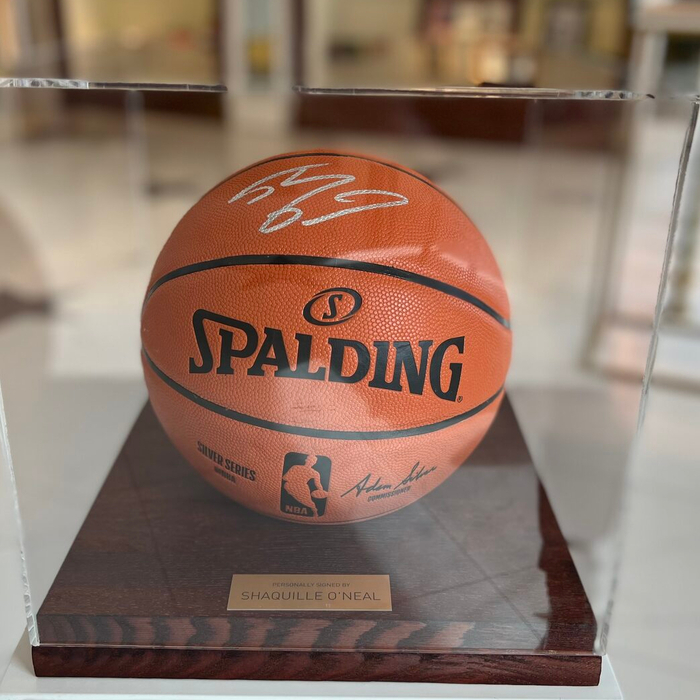 Баскетбольный мяч с автографом Шакила О’Нила
