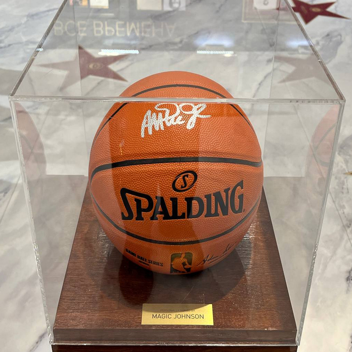 Баскетбольный мяч с автографом Мэджика Джонсона, дерево