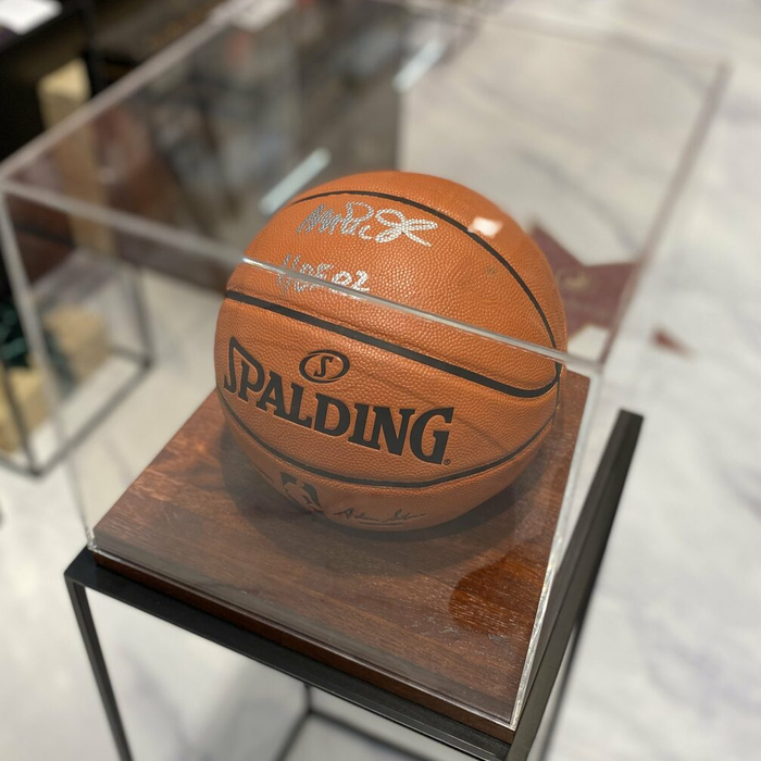 Баскетбольный мяч с автографом Мэджика Джонсона, дерево