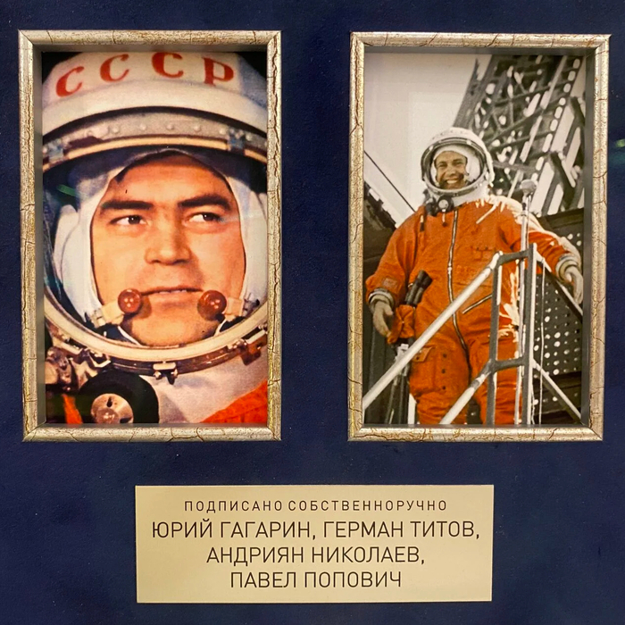 Фото с 4-мя автографами членов первого отряда космонавтов СССР