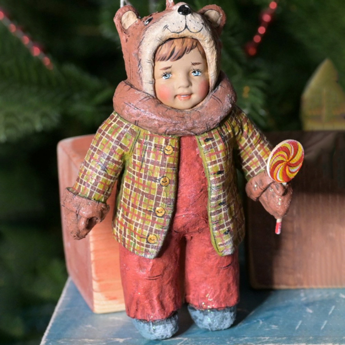 Коллекционная елочная игрушка из ваты ручной работы "Медвежонок с леденцом"