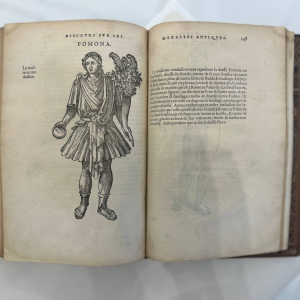 Книга «Рассуждения о старинных медалях и гравюрах, преимущественно римских». Антуан Ле Пуа, Париж,1579 год