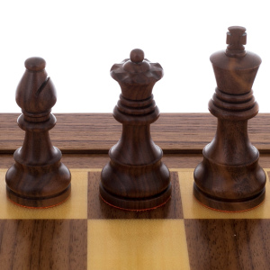 Шахматы из карельской березы с фигурными краями