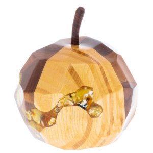 Сувенир из янтаря и ореха "Яблоко"