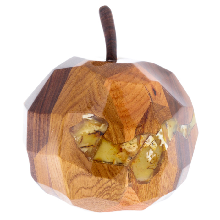 Сувенир из янтаря и ореха "Яблоко"