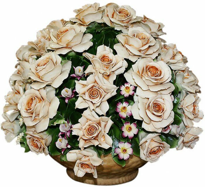 Декоративная корзина "Розы с мелкими садовыми цветами"