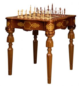 Шахматный стол из ценных пород дерева "Селенус Аристократ" с фигурами
