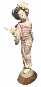 Сувенир из бивня мамонта "Японка в розовом кимоно"