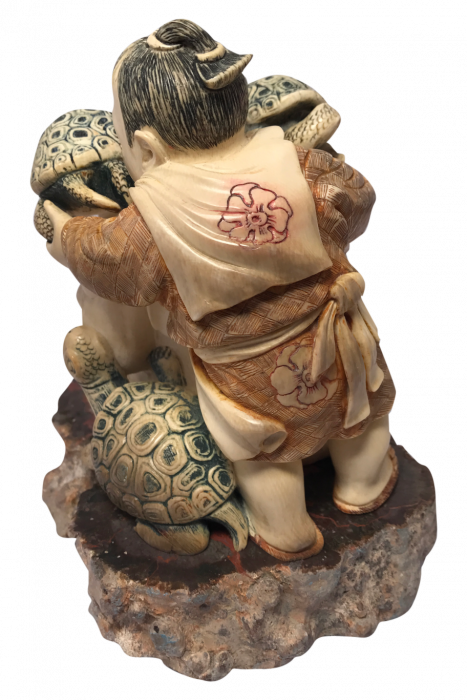 Сувенир из бивня мамонта "Отец и сын с черепахами"