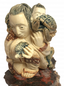 Сувенир из бивня мамонта "Отец и сын с черепахами"