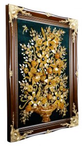 Декоративное панно из янтаря "Цветочная ваза"