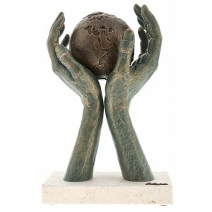 Скульптура "Мир в твоих руках" (World in your hands)