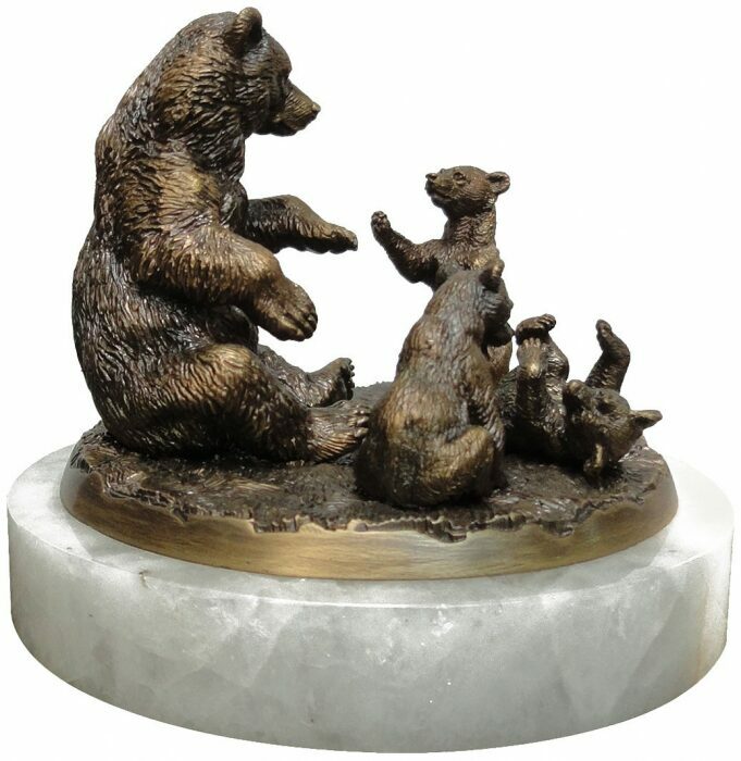 Статуэтка "Медведица с медвежатами"