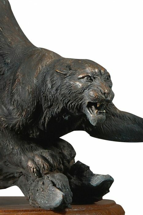 Авторская скульптура из бронзы "Атакуюший барс"