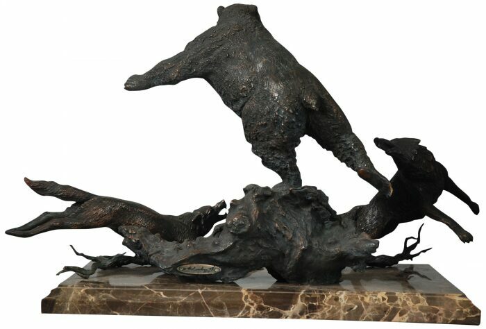 Авторская скульптура из бронзы "Бой медведя с волками"
