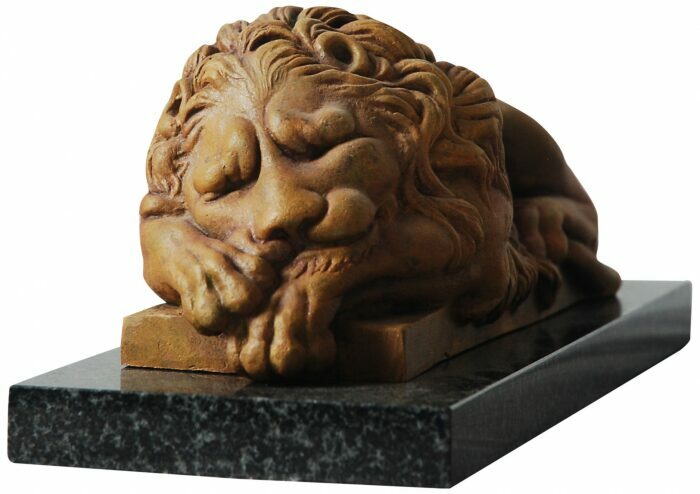 Авторская скульптура из бронзы "Спящий лев"