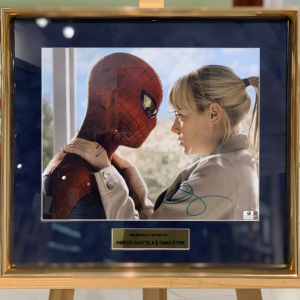 Фотография из фильма "Человек-паук" с 2-мя автографами актёров Эммы Стоун и Эндрю Гарфилда
