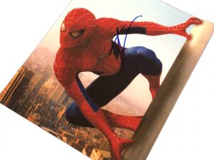 Фотография из фильма "Человек-паук" с автографом актёра Тома Холланда