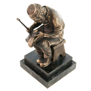 Скульптура бронзовая "Сапожник за работой"