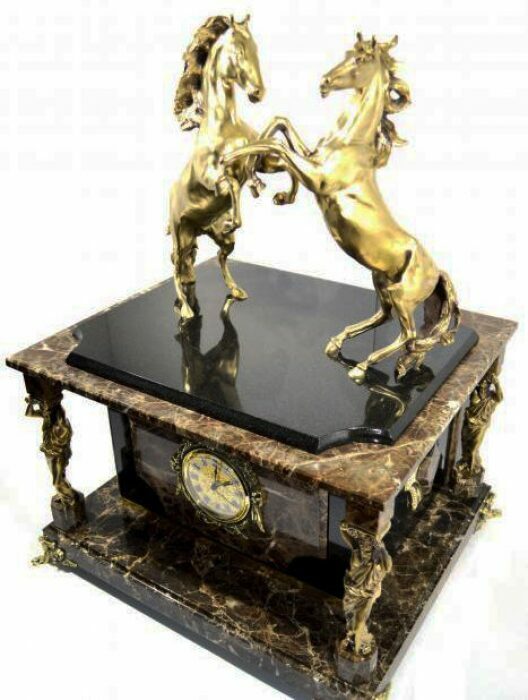 Часы-сейф из итальянского мрамора "Лошадки"