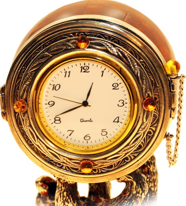 Сувенир-часы из янтаря "Цирковой медведь"