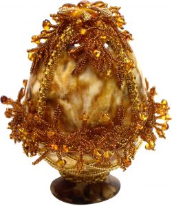 Яйцо пасхальное из янтаря с художественным обрамлением