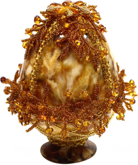 Яйцо пасхальное из янтаря с художественным обрамлением