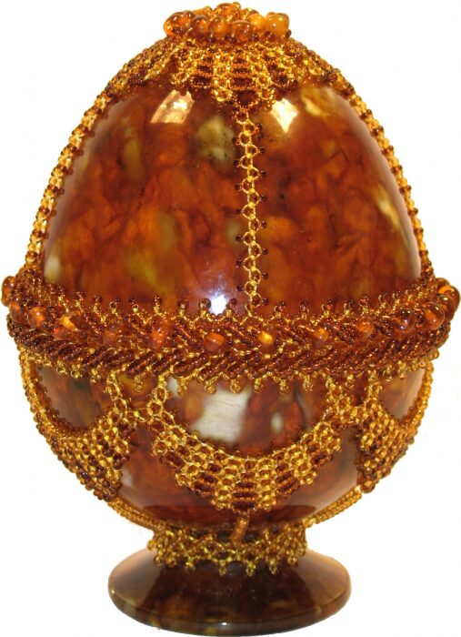 Яйцо пасхальное из янтаря с бисерным оформлением