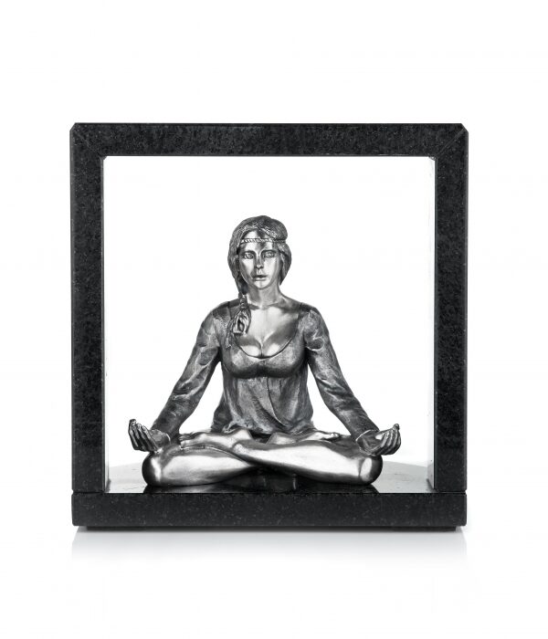 Скульптура "Медитирующая девушка"