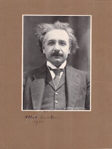Фотография с автографом учёного Альберта Эйнштейна