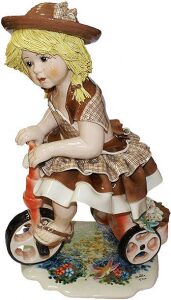 Статуэтка "Кукла на велосипеде в светло-коричневом платье"